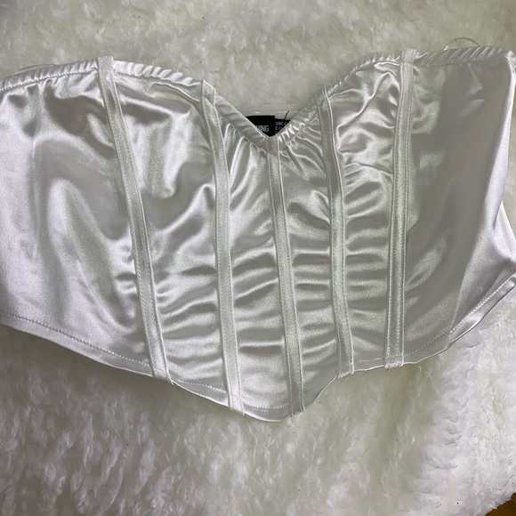 White corset - Picture 1 of 3